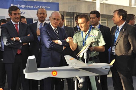El ministro del Interio, Jorge Fernández Díaz, observa la maqueta del UAV utilizado en el Proyecto Perseus / Foto: Gurdia Civil