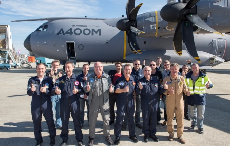 La tripulación y personal del avión celebran el éxito / Foto: Airbus Military
