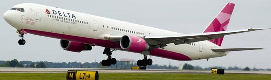 El Avión Rosa ayuda a la lucha contra el cáncer de mama