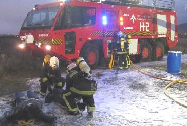 Los bomberos de Vitoria, en acción durante el simulacro / Foto: Aena