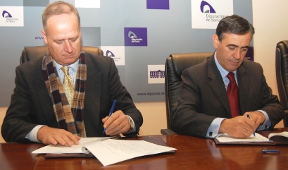 Santiago Martí y Antonio Pardo, en el momento de firmar el contrato