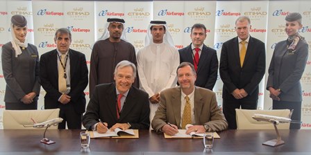 Sentados, Alvaro Middelman, asesor de Juan José Hidalgo, Kevin knight, jefe de estrategia y planificación de Etihad Airways, hoy durante la firma del acuerdo, en Abu Dhabi.
