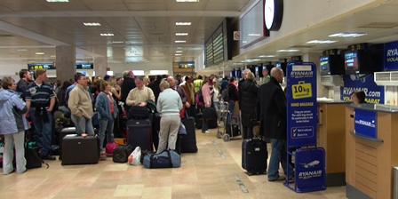 Pasajeros en el aeropuerto de Girona / Foto: Xavier Pou