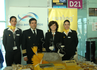 La tripulación del vuelo inaugural con Gloria Rodríguez,  representante de Aena Aeropuertos 