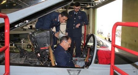 El general Jorge Rojas, en el cockpit de un Eurofighter