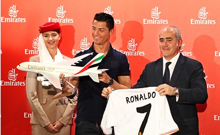 Ronaldo, en el momento de oficiar el acuerdo con Emirates
