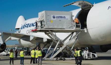 El satélite, en el momento de ser introducido en un avión de carga de Air France