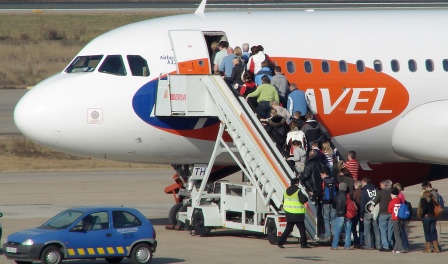 Pasajeros en el aeropuerto de Girona / Foto: Xavier Pou