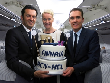 Javier Roig, director de Finnair para Europa del Sur; Katja Parviainen, sobrecargo de Finnair; y Joan Creixell, responsable de Finnair en España para las zonas de Cataluña y Levante