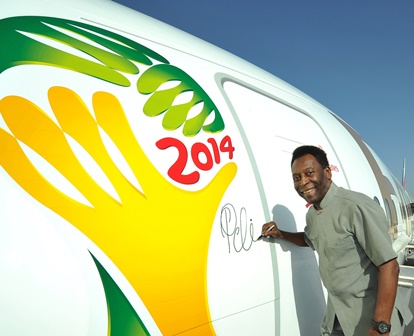 La firma de Pelé en el fuselaje del avión
