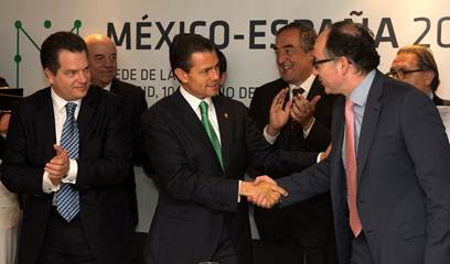El presidnete de México, Luis Peña Nieto, saluda a Luis Gallego