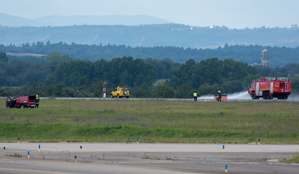 Ayer sábado a primera hora del día los bomberos del aeropuerto limpiaron la pista / Foto: Albert Frigolé