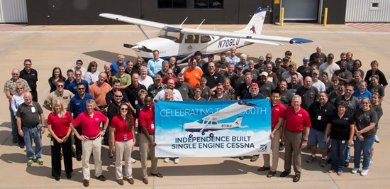 Trabajadores de Cessna, junto al avión 10.000 fabricado en Independence / Foto: Cessna