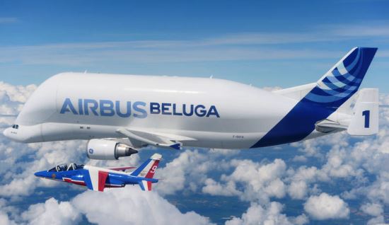 El Beluga número 1, acompañado por uno de los Alpha Jet de la Patrulla de Francia / Foto: Airbus
