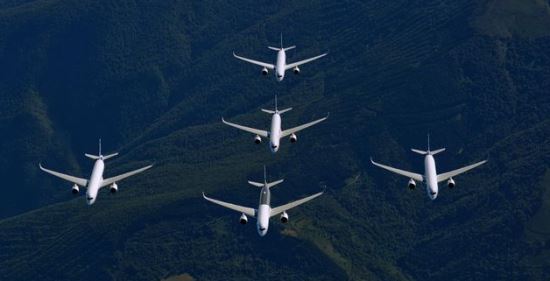 La flota de cinco 350 utilizados para certificar el avión / Foto: Airbus