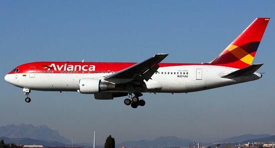 Boeing 767 de Avianca, momentos antes de aterrizar en el aeropuerto de Barcelona / Foto: Pere Escala