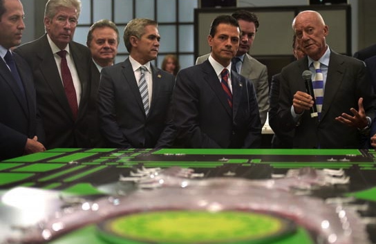 Enrique Peña Nieto y Norman Foster, delante de la maqueta del futuro aeropuerto