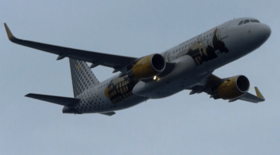 Pasada a baja altura del A320 de Vueling/ Foto: JFG