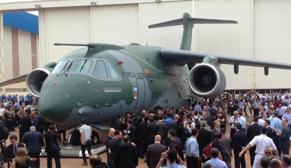 Presentación del avión militar de transporte KC-390 / Embraer