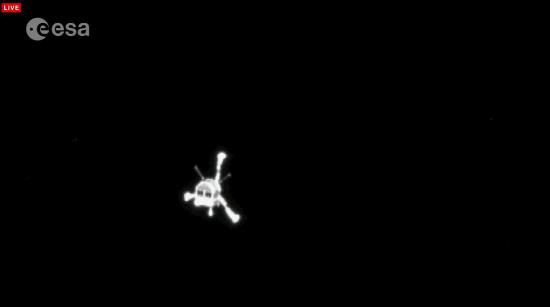 Philae, fotografiada por la sonda Rosetta, al iniciar el descenso. Se observa que ya lleva las patas desplegadas