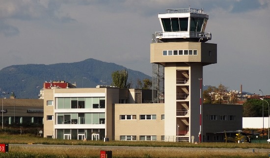 El nuevo edificio terminal del Aeropuerto de Sabadell y la torre de control