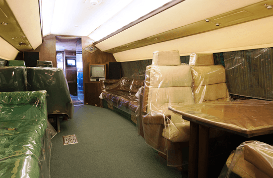 Interior del avión, que cuentga con varios compartimentos, uno de ellos con cama de matrimonio.
