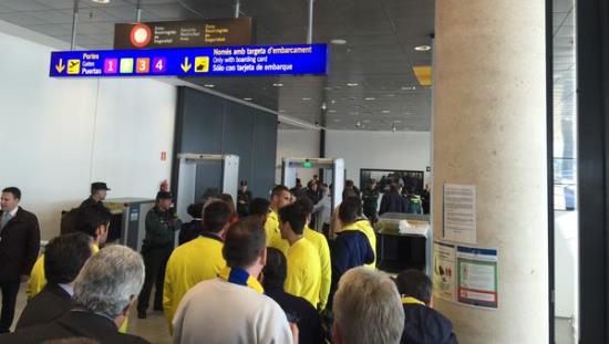 Los jugadores, en el momento de pasar por el arco de seguridad / Foto: Villarreal CF