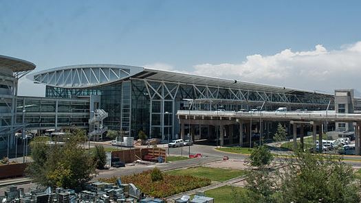 Terminal del aeropuerto Arturo Merino Benítez de Santiago / Wikipedia