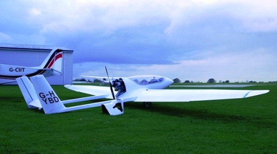 Imagen del primer avión híbrido. Las baterías están colocadas en las alas