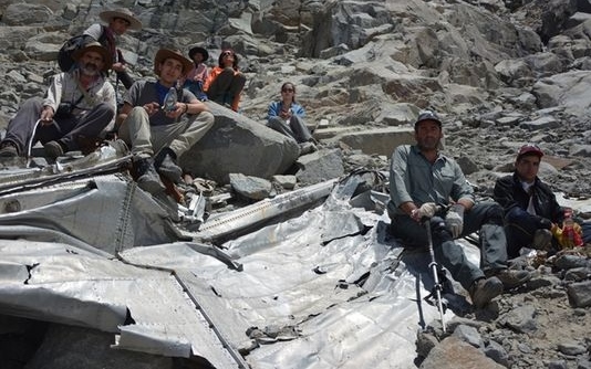 Los montañeros junto a los restos del avión