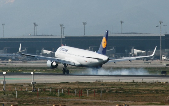 Un avión de Lufthansa aterriza en el Aeropuerto de Barcelona / JFG