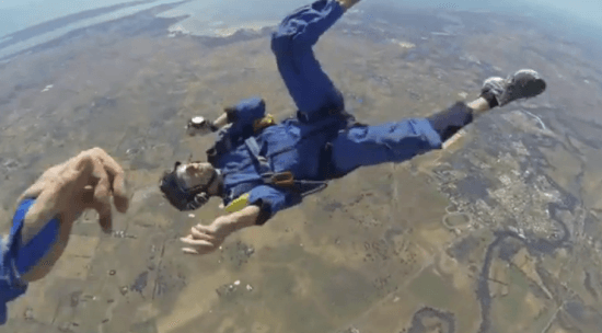 El paracaidista cae insconsciente y el instructor se percata del peligro