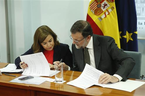 Soraya Saenz de Santamría y Mariano Rajoy, durante la reunión del gaboente de crisis