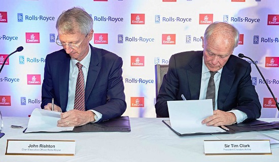 John Ris y Tim Clark (CEO de Emirates), durante la firma del contrato