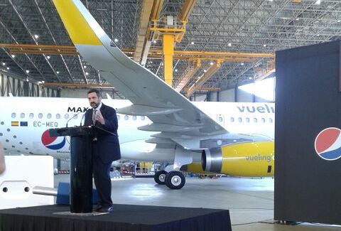 Alex Cruz, durante la presentación del avión, ayer en el aeropuerto de Barcelona / Foto: Vueling