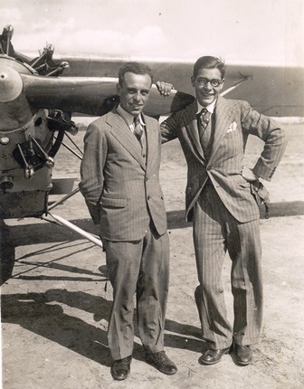 A la izquierda, José Maria Carreras, acompañado por Salvador Farrá, junto al biplaza en tandem Romeo-Fiat 95 hp con el que volaron a Canarias del 9 al 18 de marzo de 1931 / Foto: Cedida por Pere Ribalta i Puig