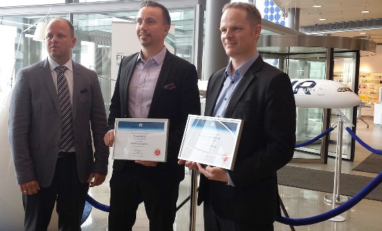 Raimonds Gruntis, gerente de área de IATA para países nórdicos y el Báltico; Juha Järvinen, director comercial de Finnair; y Antti Kuusenmäki, vicepresidente de Finnair Cargo; durante la entrega de la certificación CEIV Pharma de IATA a Finnair