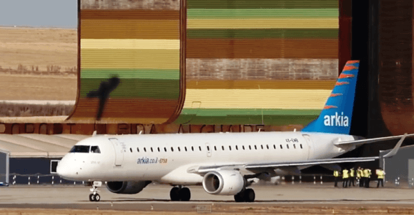 El Embraer 190 de Arkia, el viernes 26 en Lleida / Captura de pantalla del vídeo