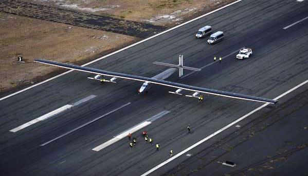 El Solar Impulse 2, tras aterrizar en la pista de Kal
