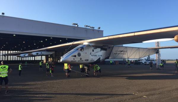 El personal de la organización traslada el avión a un hangar