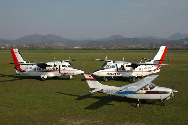 Foto de Dubnica Air, en la que aparecen dos LET 410