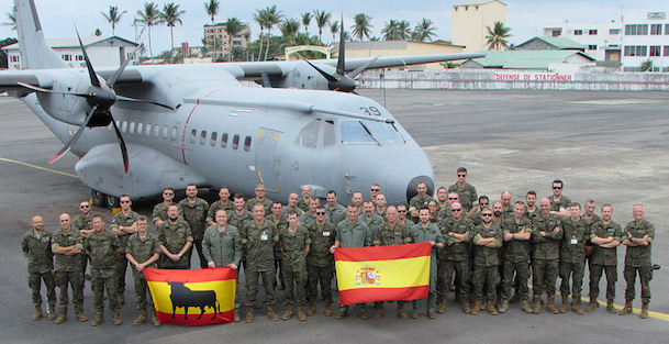 La tripulación y el T.21 del Destacamento Mamba / Ministerio de Defensa