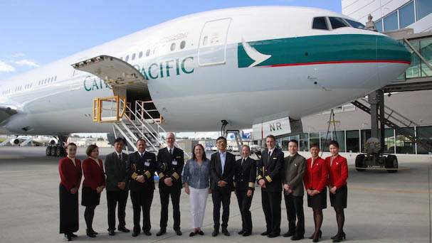 Entrega del avión a representantes de Cathay / Foto: Boeing