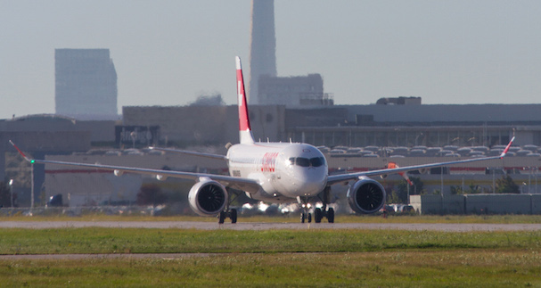 El CS100, en el aeropuerto de Toronto / Bombardier