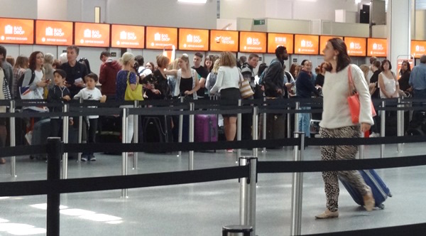 Pasajero en el aeropuerto de Londres Gatwick