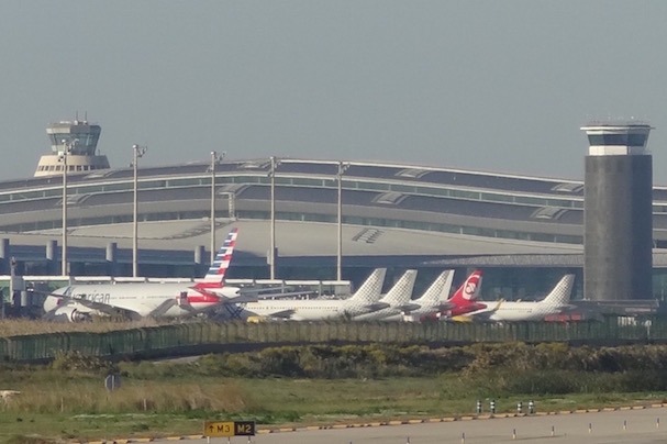 Aviones junto a la T1 del Aeropuerto de Barcelona-El Prat / JFG