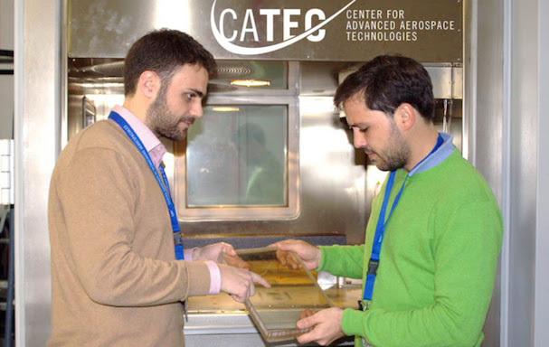 Dos investigadores de CATEC, con uno de prototipos de los cristales para las nuevas ventanas de aviones / CATEC