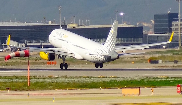 Un avión de Vueling aterriza en el aeropuerto de Barcelona