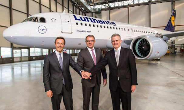 De izquierda a derecha Fabrice Brégier, presidente de Airbus, Carsten Spohr, presidente de Lufthansa y Robert Leduc, president de Pratt & Whitney / Airbus