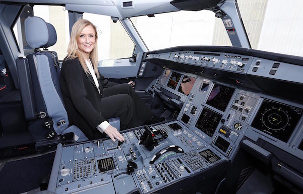 Cristina Cifuentes, en el cockpit del A330-200 de iberia / Foto: D.Sinova